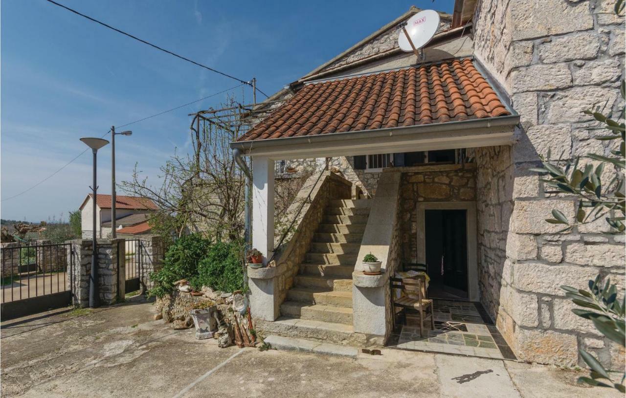 Cozy Apartment In Vrsar With Kitchen Exterior photo