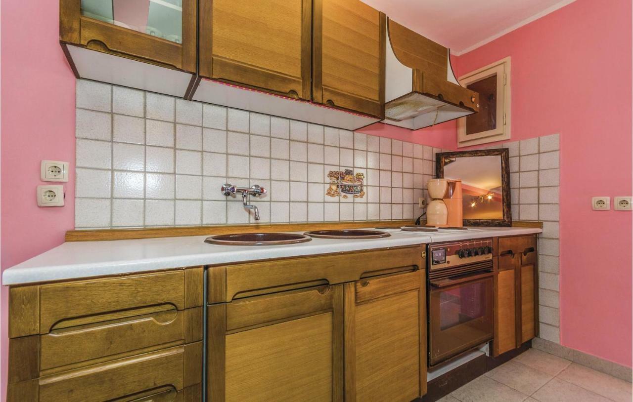 Cozy Apartment In Vrsar With Kitchen Exterior photo